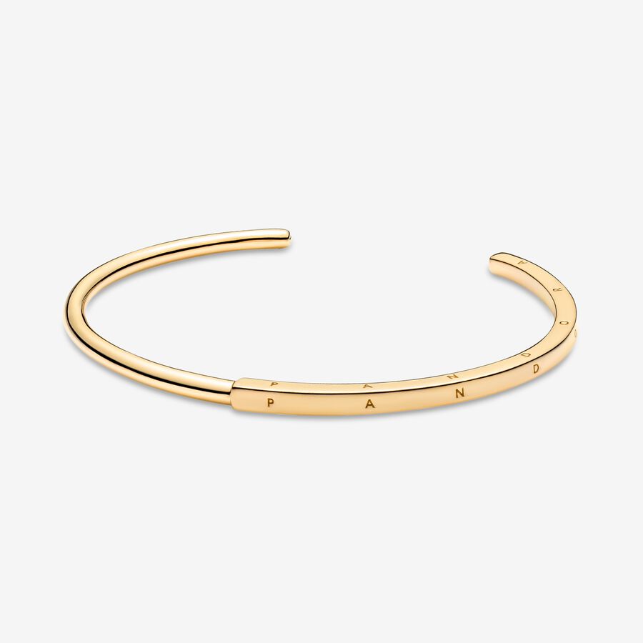 Pandora Signature I-D Open Armband Guld | 916MSUERD